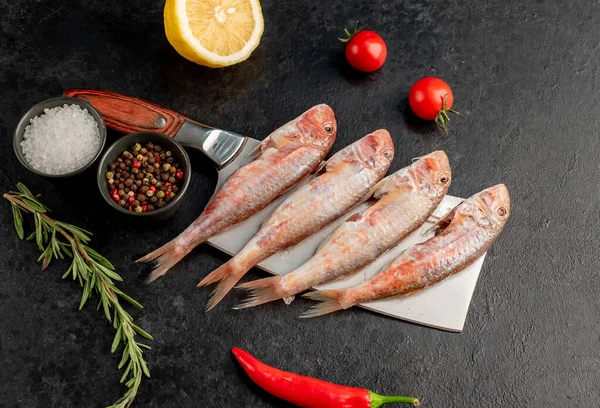 Peixe Cru Com Especiarias Fundo Preto — Fotografia de Stock