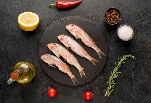 Roher Fisch Mit Gewürzen Auf Schwarzem Hintergrund — Stockfoto