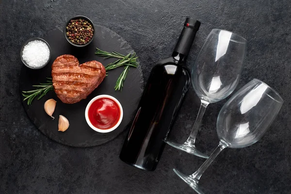 Grilled Beef Steak Spices Vegetables Black Stone Background Top View — Stockfoto