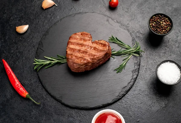 Steak Bœuf Grillé Romarin Épices Sur Fond Noir — Photo