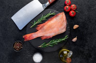 Çiğ balığın yukarıdan görüntüsü 