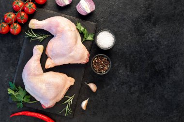 Siyah masada çiğ tavuk bacağı. 
