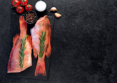 Masada malzemelerle kaplı kırmızı çiğ balıkların hazırlanması 