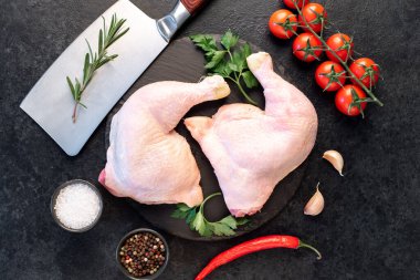 Çiğ tavuk bacakları malzemelerle kaplı. 