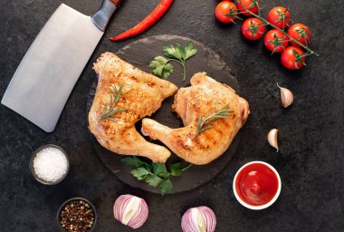 Siyah masada malzemeli ızgara tavuk. 