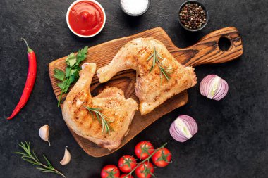 Pişmiş tavuk bacağını kapat. 