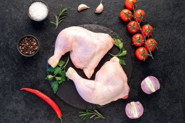 Siyah masada çiğ tavuk bacağı. 