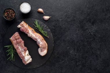 İçerikli çiğ domuz eti manzarası 