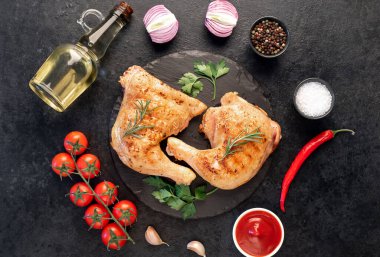 Siyah masada malzemeli ızgara tavuk. 