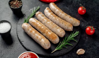 Izgara sosisler manzarayı kapatın.