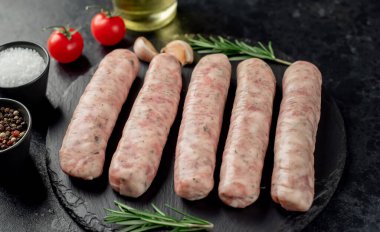 Siyah masadaki çiğ sosisleri kapatın. 