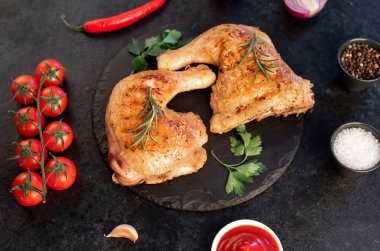 Siyah masada malzemeli ızgara tavuk. 