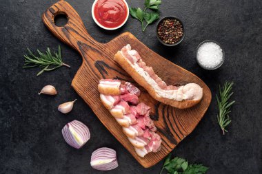 Masadaki çiğ domuz etinin üst görüntüsü.