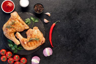 Pişmiş tavuk bacağını kapat. 