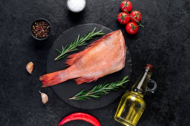 Kırmızı çiğ balığın üst görünümü