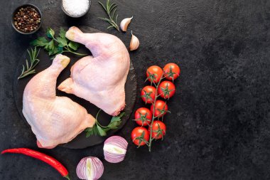 Tavuk budu hazırlama, çiğ tavuk konsepti. 