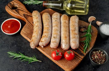 Bileşenlerle çevrili kızarmış sosisler. 