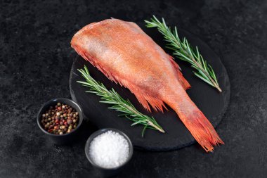 Kırmızı çiğ balık. Yaklaş. 