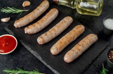 Bileşenlerle çevrili kızarmış sosisler. 