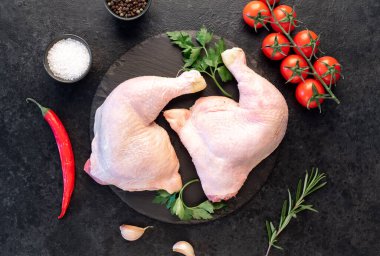 Çiğ tavuk bacağını malzemelerle kapatın. 