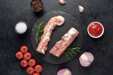 İçerikli çiğ domuz eti manzarası 