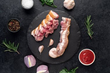 Masadaki çiğ domuz etinin üst görüntüsü.