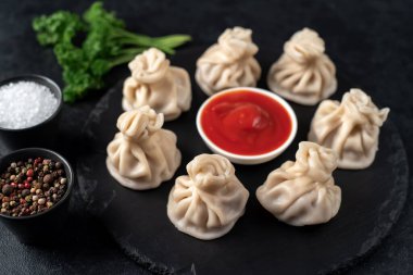 Lezzetli Gürcü khinkalileri siyah masada. 