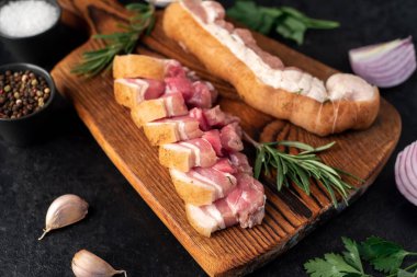 Tahtada pişmemiş domuz eti. 