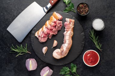 Masadaki çiğ domuz etinin üst görüntüsü.