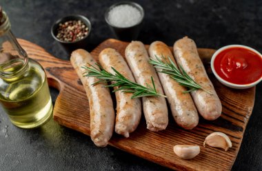 Siyah masada kızarmış sosis. 