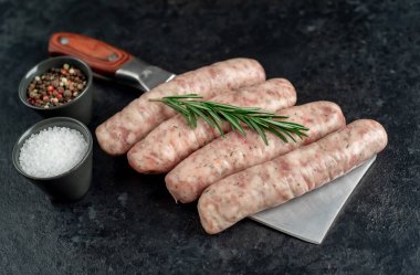 Siyah masadaki çiğ sosisleri kapatın. 