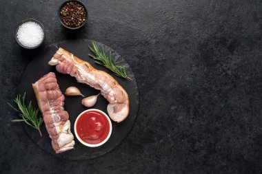 Tahtada pişmemiş domuz eti. 