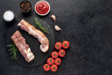 İçerikli çiğ domuz eti manzarası 