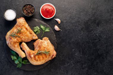 Pişmiş tavuk bacağını kapat. 