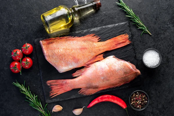Masada Malzemelerle Kaplı Kırmızı Çiğ Balıkların Hazırlanması — Stok fotoğraf