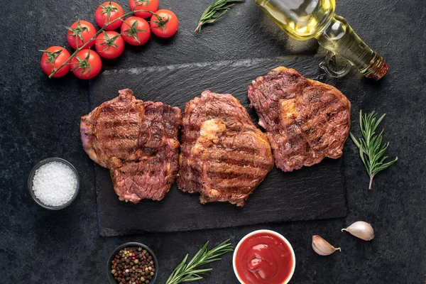 Pohled Shora Grilované Hovězí Steaky Složkami — Stock fotografie