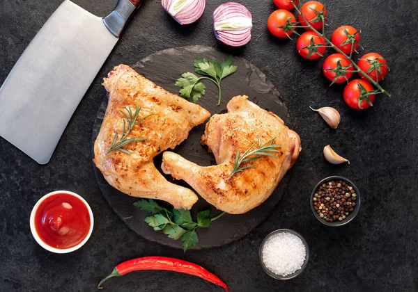 Gegrilltes Hühnchen Mit Zutaten Auf Schwarzem Tisch — Stockfoto