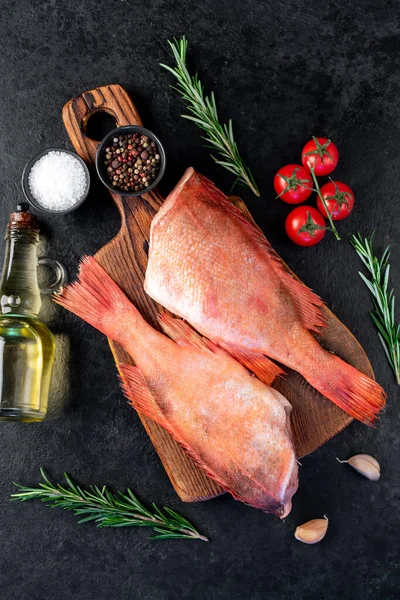 Preparação Peixes Vermelhos Bruto Mesa Coberta Por Ingredientes — Fotografia de Stock