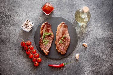 Sebzeli biftek ve siyah arka planda baharat. 