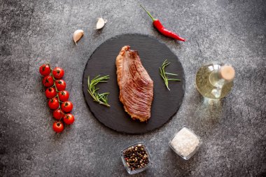 Sebzeli biftek ve siyah arka planda baharat. 