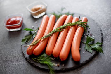 Bitki ve baharatlı çiğ sosis.