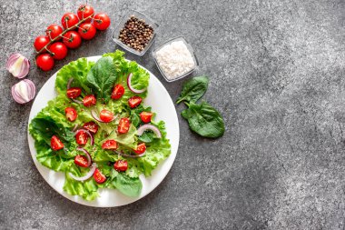 Marul, domates ve soğanlı taze salata, sağlıklı yiyecekler..