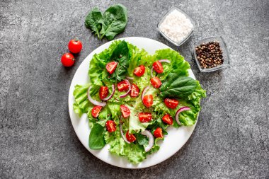 Marul, domates ve soğanlı taze salata, sağlıklı yiyecekler..