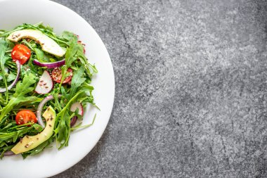 Taze salata, roka, domates, avokado ve turp, sağlıklı yiyecek..