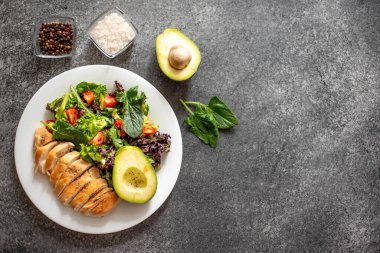 Izgara tavuk göğsü ve taze salata.