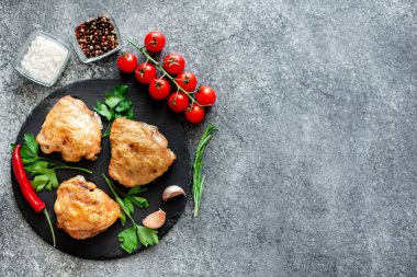 Kızarmış tavuk budu, sebze ve sebze tabağı.