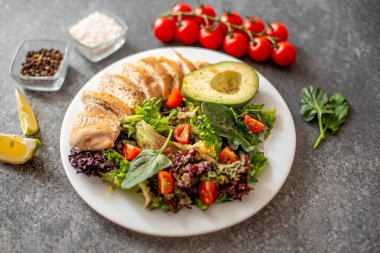 Izgara tavuk göğsü ve taze salata.