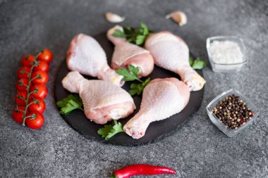 Baharatlı, sebzeli ve sebzeli çiğ tavuk budu.