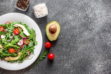 Taze salata, roka, domates, avokado ve turp, sağlıklı yiyecek..