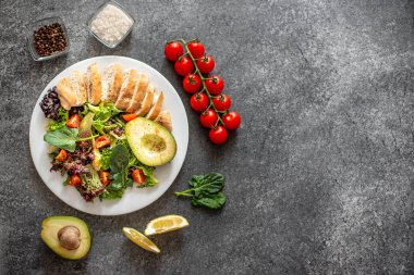 Izgara tavuk göğsü ve taze salata.